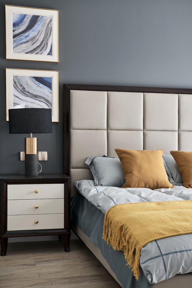 卧室床头柜7装修效果图气质灰+蓝融合美式与现代的优雅混搭卧室设计图片赏析