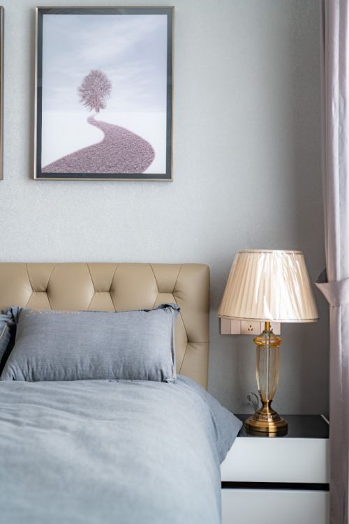 卧室床头柜4装修效果图简单且有质感的家庭空间