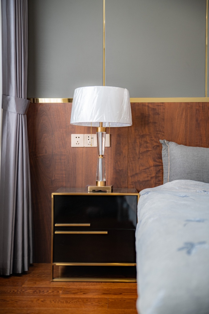 卧室床头柜1装修效果图简单且有质感的家庭空间现代简约卧室设计图片赏析