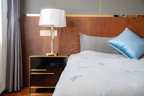 卧室床头柜2装修效果图简单且有质感的家庭空间