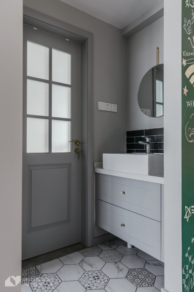 卫生间洗漱台装修效果图打通2套小公寓，获得舒适的生活北欧极简卫生间设计图片赏析