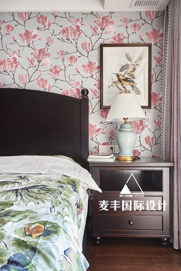 卧室床头柜1装修效果图托斯卡纳美式乡村风上东名筑美式卧室设计图片赏析