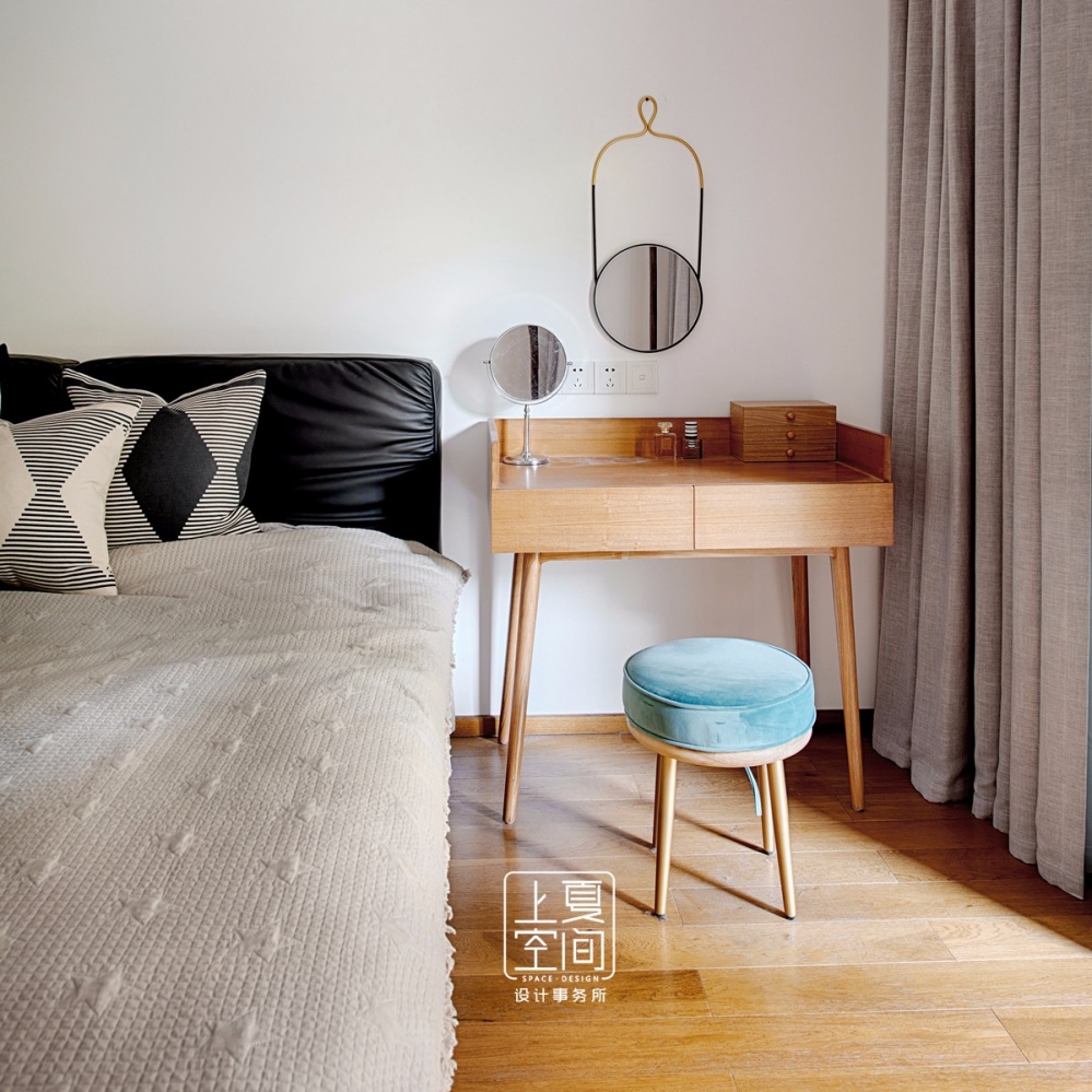 卧室床头柜3装修效果图上夏空间设计自然主义住宅一半是现代简约卧室设计图片赏析