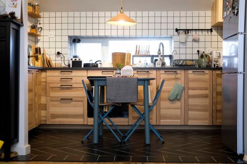 原木与灰绿撞色，一张方桌让厨房餐厅合体餐厅橱柜潮流混搭厨房设计图片赏析