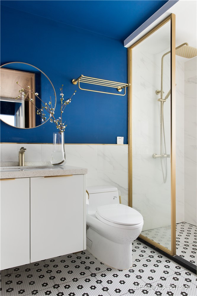 一个克莱因蓝的走道成就了全屋最大的亮点混搭卫生间设计图片赏析