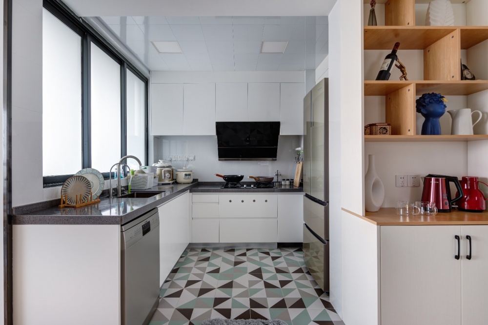 餐厅橱柜1装修效果图改造一堵墙，白色+原木配色的家北欧极简厨房设计图片赏析