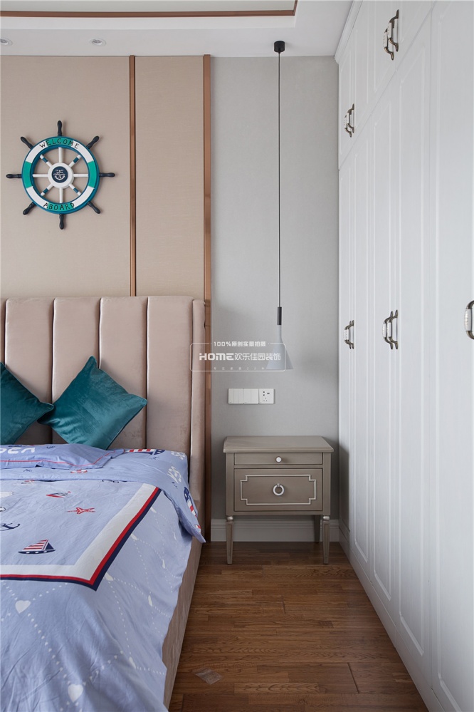 卧室床头柜1装修效果图轻奢美式大平层，灰色营造气质美美式卧室设计图片赏析