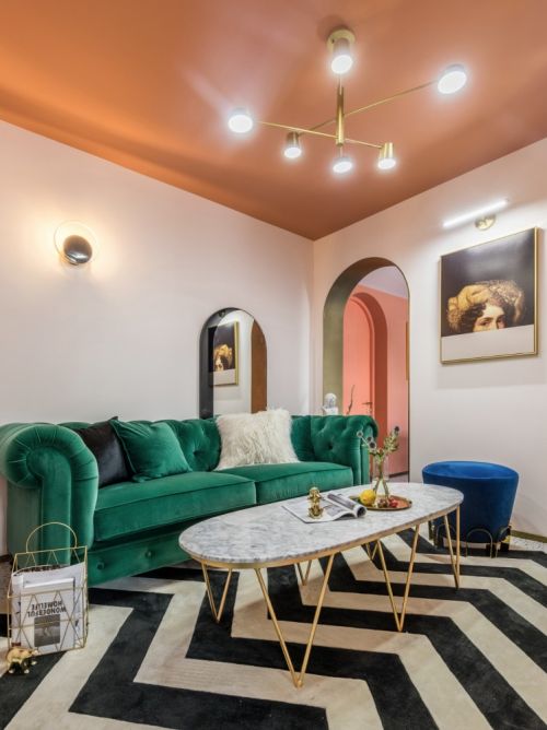 橙色客厅沙发装修效果图老破小变身时髦公寓，最「好色」