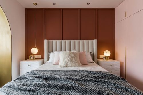 卧室床头柜1装修效果图老破小变身时髦公寓，最「好色」