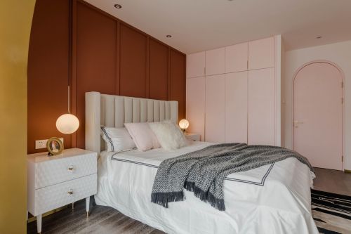 卧室床头柜3装修效果图老破小变身时髦公寓，最「好色」