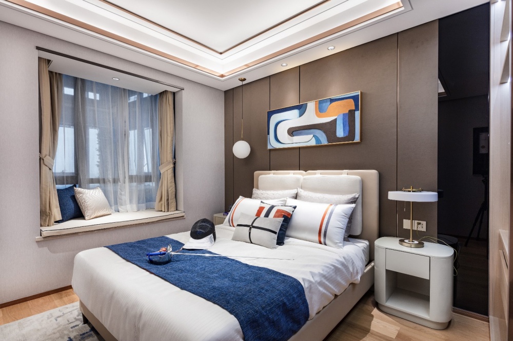 卧室窗帘1装修效果图橙调：200㎡+的高级灰大宅现代简约卧室设计图片赏析