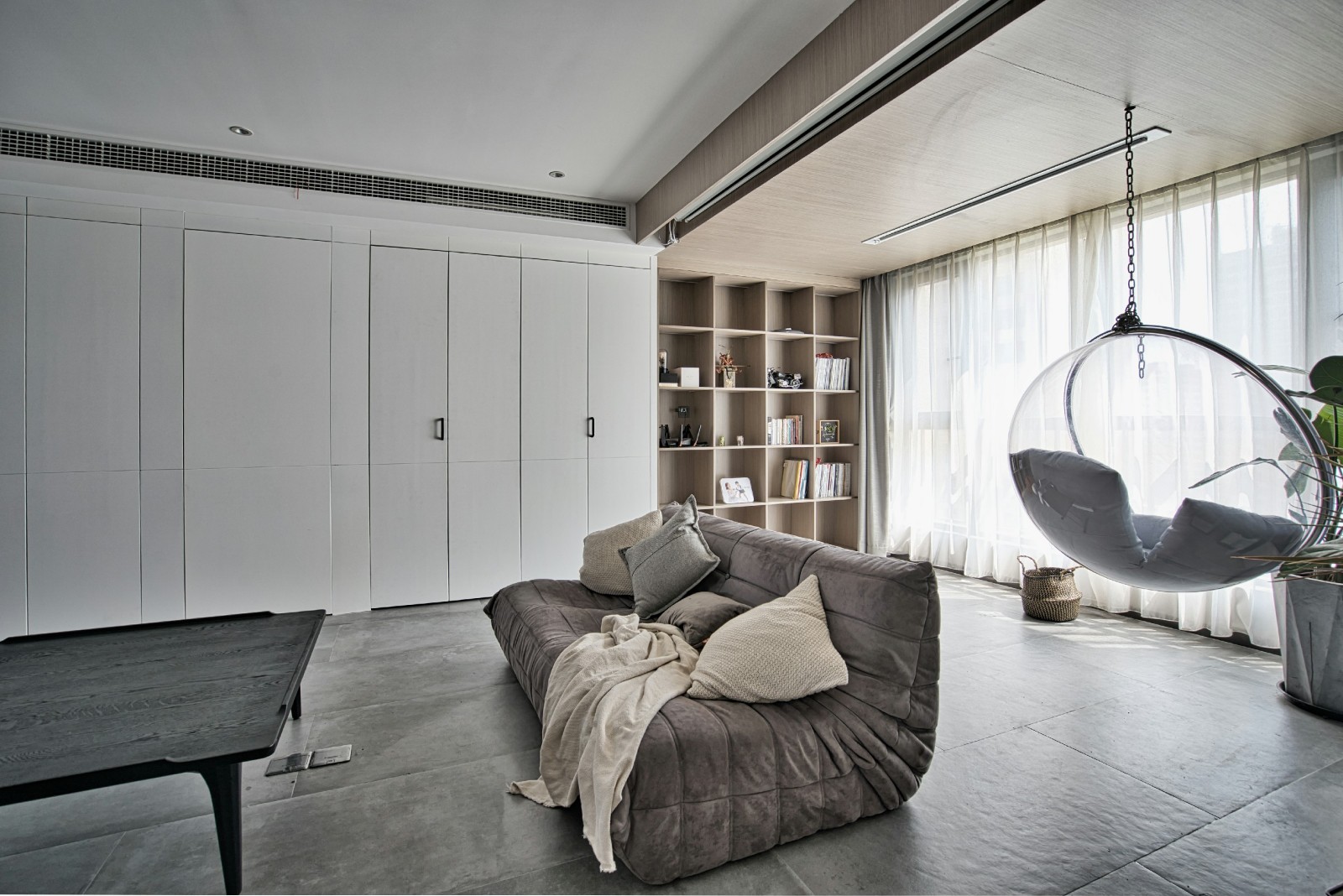客厅沙发1装修效果图水泥灰极简风，像极了一个纯净而混搭客厅设计图片赏析