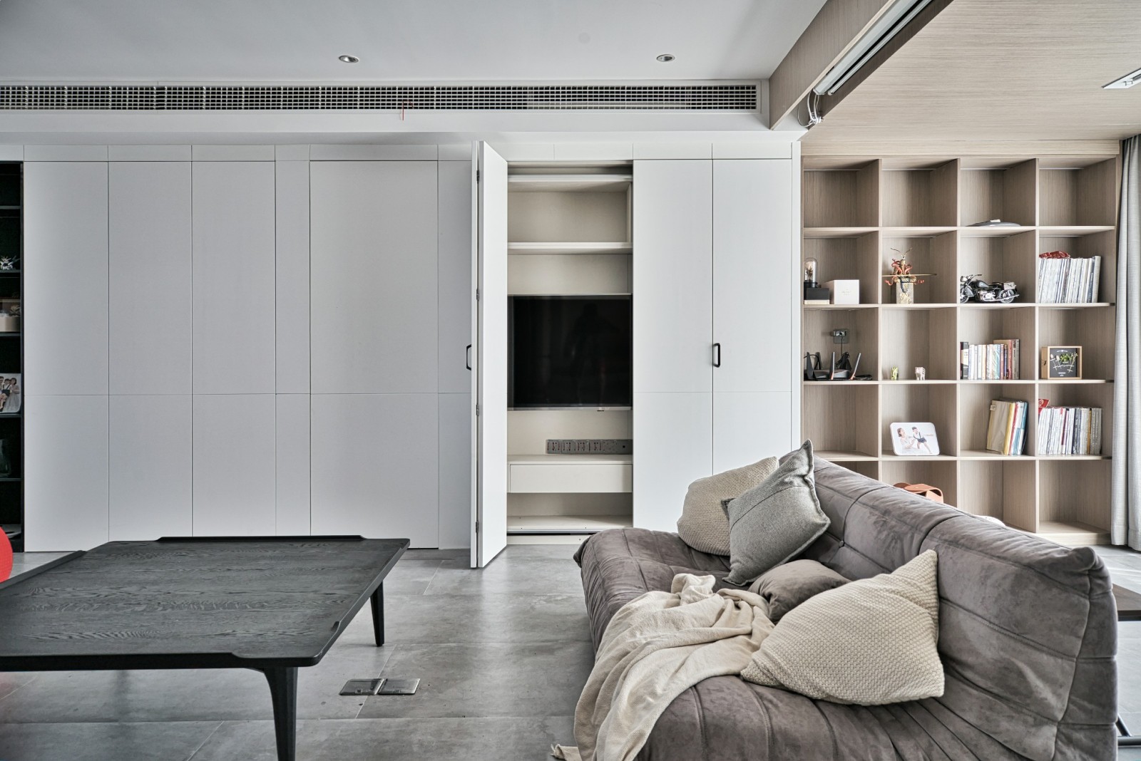 客厅书柜2装修效果图水泥灰极简风，像极了一个纯净而混搭客厅设计图片赏析