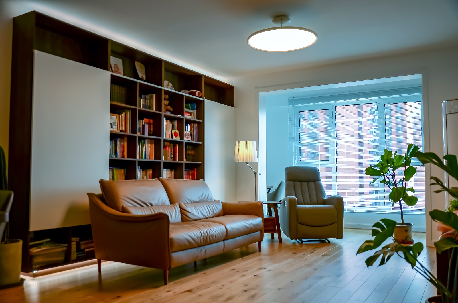 客厅木地板装修效果图第二步：请为图片添加描述现代简约客厅设计图片赏析