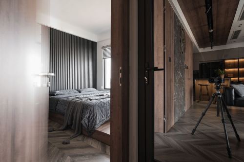 卧室床装修效果图高级黑与原木打造出精致沉稳的住