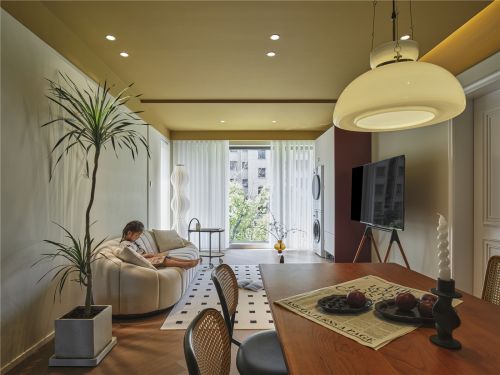 客厅装修效果图轻复古，用色彩演绎三口之家的生81-100m²三居家装装修案例效果图